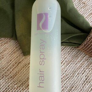 NEW HAIRSPRAY WIG LIGHT NATURAL HOLD NEW NEVER USED